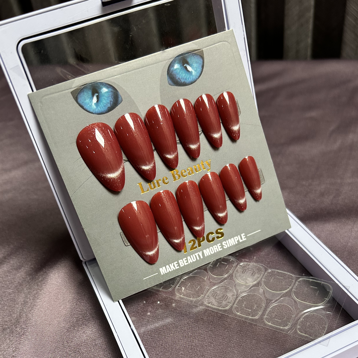 “CAT EYE” LAVA Red Press-Ons
