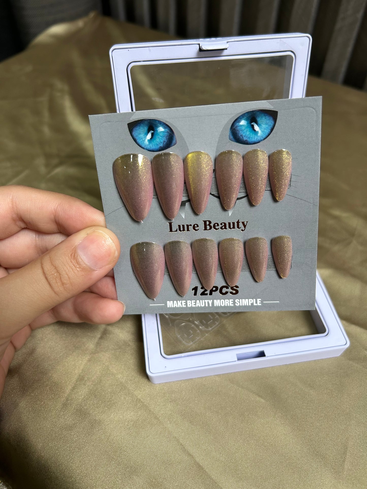 “CAT EYE” Jade Golden Press-Ons